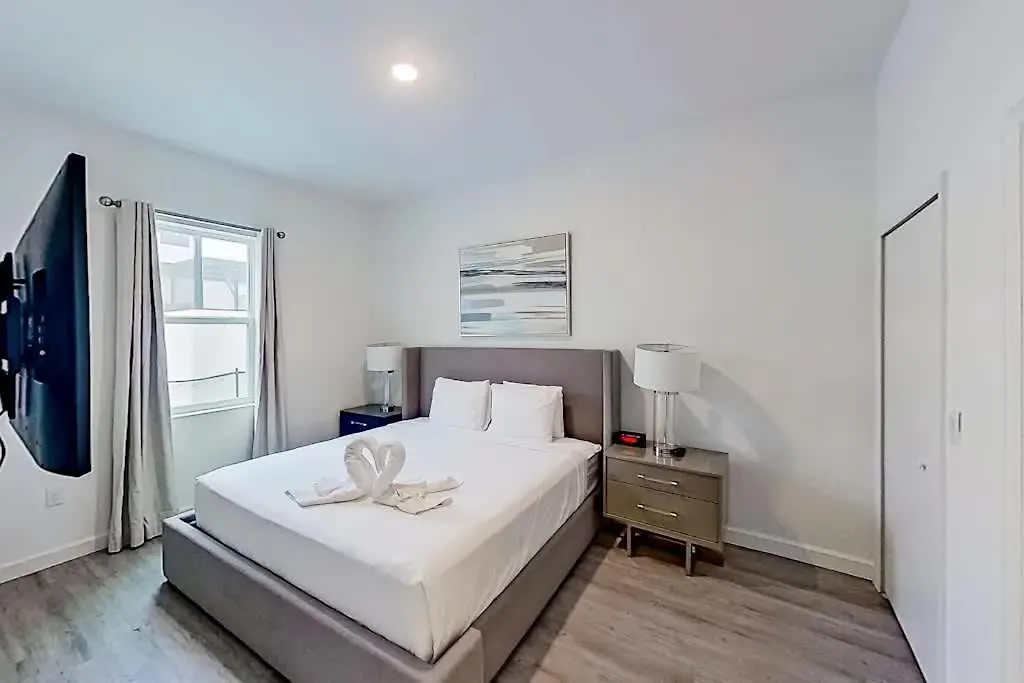 5 Bed Modern Family Home With Grill Davenport 0*,  United States
